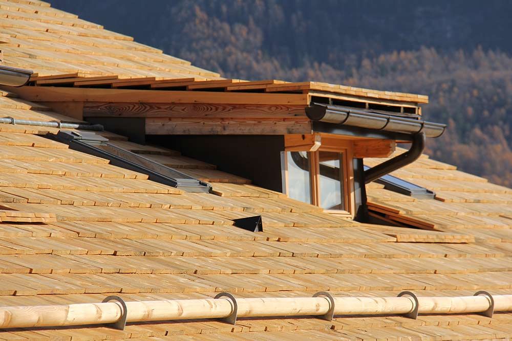 Incollaggio di pezzi di legno con colla per carpenteria. Tavole in morsetti  per carpenteria. Sfondo scuro Foto stock - Alamy